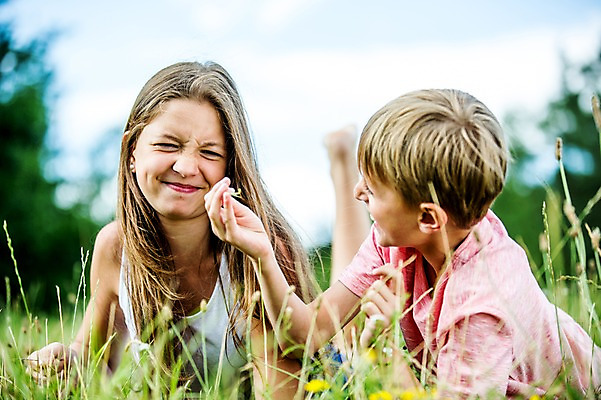 포토 JPG 주간 서양인 백인 공원 여학생 여자 남자 초등학생 남학생 엎드리기 장난 가족 중학생 남매 잔디 상반신 야외 두명 앞모습 활발 풀 즐거움 여중생 체코 활기 남동생 누나 남중생 국내포토 자연요소 외국인 식물 학생 공공시설 감정 유럽 뷰포인트 컨셉 관계 모션 청소년 사람 동생 파일형식