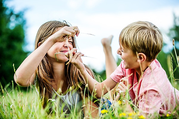 포토 JPG 주간 서양인 백인 공원 여학생 여자 남자 초등학생 남학생 엎드리기 장난 가족 중학생 남매 잔디 상반신 야외 두명 앞모습 활발 풀 즐거움 여중생 체코 활기 남동생 누나 남중생 국내포토 자연요소 외국인 식물 학생 공공시설 감정 유럽 뷰포인트 컨셉 관계 모션 청소년 사람 동생 파일형식
