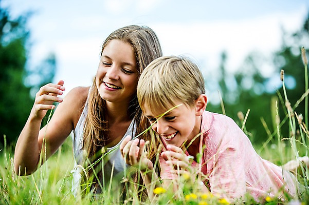 포토 JPG 주간 서양인 백인 공원 여학생 여자 남자 초등학생 남학생 엎드리기 장난 가족 중학생 남매 미소 잔디 상반신 야외 두명 앞모습 활발 풀 즐거움 여중생 체코 활기 남동생 누나 남중생 국내포토 자연요소 외국인 식물 학생 공공시설 감정 유럽 뷰포인트 컨셉 관계 모션 청소년 표정 사람 동생 파일형식