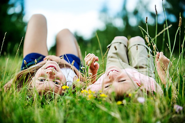 포토 JPG 주간 서양인 백인 공원 여학생 여자 남자 초등학생 남학생 가족 중학생 남매 잔디 상반신 야외 두명 눕기 활발 즐거움 여중생 체코 활기 남동생 누나 남중생 국내포토 자연요소 외국인 식물 학생 공공시설 감정 유럽 컨셉 관계 모션 청소년 사람 동생 파일형식