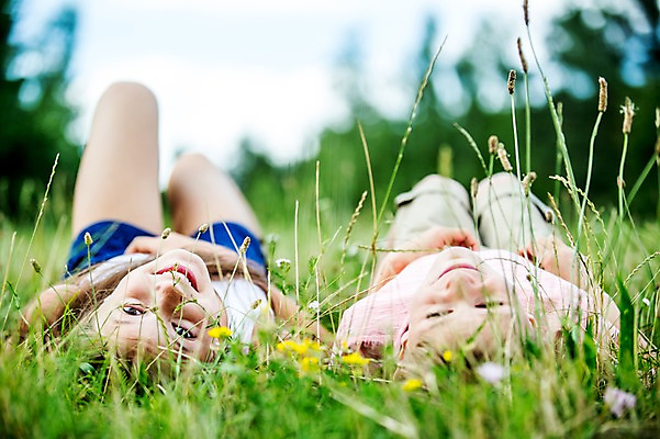 포토 JPG 주간 서양인 백인 공원 여학생 여자 남자 초등학생 남학생 가족 중학생 남매 잔디 상반신 야외 두명 눕기 활발 즐거움 여중생 체코 활기 남동생 누나 남중생 국내포토 자연요소 외국인 식물 학생 공공시설 감정 유럽 컨셉 관계 모션 청소년 사람 동생 파일형식