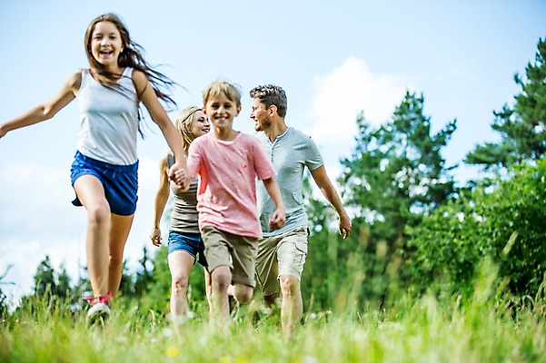 포토 JPG 주간 서양인 백인 공원 여학생 여자 남자 딸 아들 초등학생 남학생 가족 중학생 엄마 남매 잔디 여러명 성인 야외 앞모습 30대 달리기 손잡기 활발 아빠 즐거움 여중생 체코 활기 남동생 누나 남중생 국내포토 자연요소 외국인 식물 학생 공공시설 감정 유럽 뷰포인트 다수 컨셉 관계 모션 청소년 사람 장년 동생 파일형식