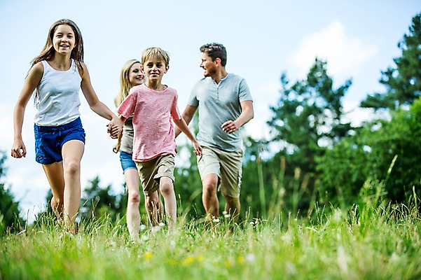 포토 JPG 주간 서양인 백인 공원 여학생 여자 남자 딸 아들 초등학생 남학생 가족 중학생 엄마 남매 잔디 여러명 성인 야외 앞모습 30대 달리기 손잡기 활발 아빠 즐거움 여중생 체코 활기 남동생 누나 남중생 국내포토 자연요소 외국인 식물 학생 공공시설 감정 유럽 뷰포인트 다수 컨셉 관계 모션 청소년 사람 장년 동생 파일형식