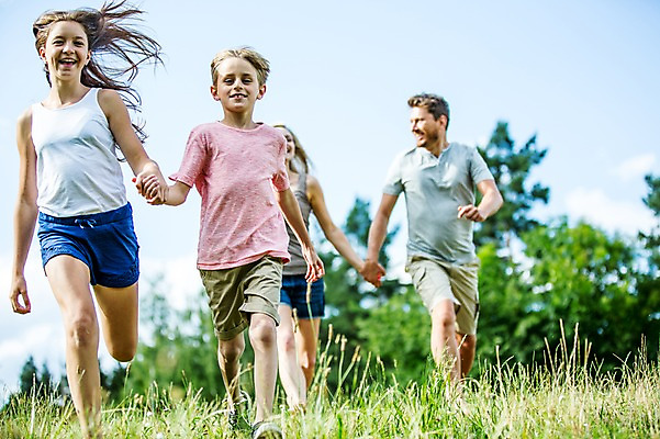 포토 JPG 주간 서양인 백인 공원 여학생 여자 남자 딸 아들 초등학생 남학생 가족 중학생 엄마 남매 잔디 여러명 성인 야외 앞모습 30대 달리기 손잡기 활발 아빠 즐거움 여중생 체코 활기 남동생 누나 남중생 국내포토 자연요소 외국인 식물 학생 공공시설 감정 유럽 뷰포인트 다수 컨셉 관계 모션 청소년 사람 장년 동생 파일형식