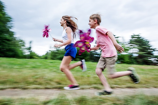 포토 JPG 주간 전신 서양인 백인 공원 여학생 여자 남자 초등학생 남학생 가족 중학생 남매 야외 두명 옆모습 달리기 활발 바람개비 즐거움 여중생 체코 활기 남동생 누나 남중생 국내포토 자연요소 외국인 학생 공공시설 감정 유럽 뷰포인트 컨셉 관계 모션 청소년 사람 동생 파일형식