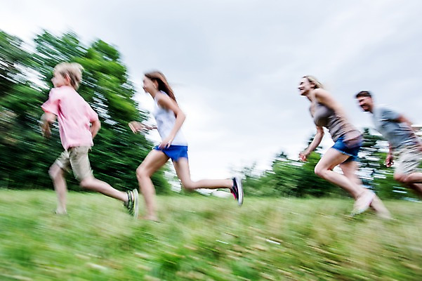 포토 JPG 주간 전신 서양인 백인 공원 여학생 여자 남자 딸 아들 초등학생 남학생 가족 중학생 엄마 여러명 성인 야외 옆모습 30대 달리기 활발 아빠 즐거움 여중생 체코 활기 남중생 국내포토 자연요소 외국인 학생 공공시설 감정 유럽 뷰포인트 다수 컨셉 관계 모션 청소년 사람 장년 파일형식