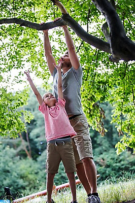 포토 JPG 주간 서양인 백인 공원 남자 아들 초등학생 가족 매달리기 서기 상반신 성인 야외 두명 30대 손들기 활발 올려보기 나뭇가지 잡기 아빠 즐거움 체코 활기 부자지간 남자만 국내포토 자연요소 외국인 나무 학생 공공시설 감정 유럽 컨셉 관계 모션 사람 장년 파일형식