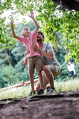포토 JPG 주간 전신 서양인 백인 공원 남자 아들 초등학생 가족 서기 성인 야외 두명 30대 손들기 활발 올려보기 나뭇가지 아빠 무릎꿇기 즐거움 체코 활기 부자지간 남자만 들어올리기 국내포토 자연요소 외국인 나무 학생 공공시설 감정 유럽 컨셉 관계 모션 사람 장년 파일형식