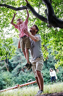 포토 JPG 주간 전신 서양인 백인 공원 남자 아들 초등학생 가족 매달리기 서기 성인 야외 두명 30대 손들기 활발 올려보기 나뭇가지 아빠 즐거움 체코 활기 부자지간 남자만 들어올리기 국내포토 자연요소 외국인 나무 학생 공공시설 감정 유럽 컨셉 관계 모션 사람 장년 파일형식
