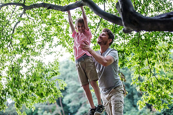 포토 JPG 주간 전신 서양인 백인 공원 남자 아들 초등학생 가족 매달리기 서기 미소 상반신 성인 야외 두명 30대 활발 나뭇가지 아빠 즐거움 체코 활기 부자지간 남자만 들어올리기 국내포토 자연요소 외국인 나무 학생 공공시설 감정 유럽 컨셉 관계 모션 표정 사람 장년 파일형식