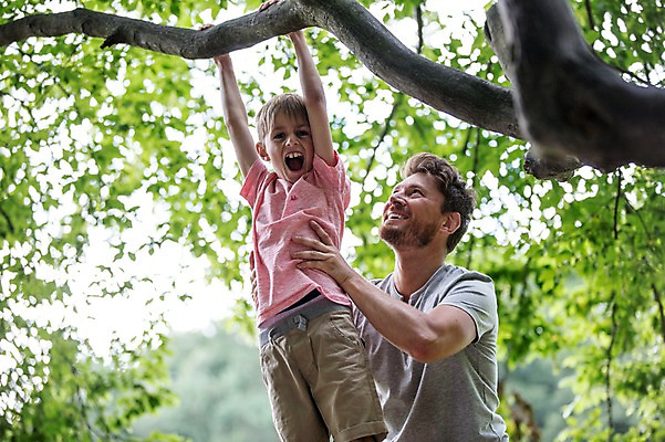 포토 JPG 주간 서양인 백인 공원 남자 아들 초등학생 가족 매달리기 입벌림 미소 상반신 성인 야외 두명 30대 활발 올려보기 나뭇가지 아빠 즐거움 체코 활기 부자지간 남자만 들어올리기 국내포토 자연요소 외국인 나무 학생 공공시설 감정 유럽 컨셉 관계 모션 표정 사람 장년 파일형식