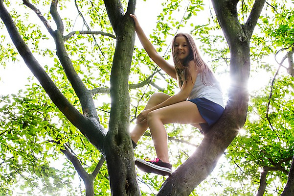 포토 JPG 주간 전신 서양인 백인 공원 여자 중학생 한명 미소 앉기 야외 옆모습 활발 나뭇가지 즐거움 여중생 오르기 체코 활기 십대여자한명만 국내포토 자연요소 외국인 나무 1 학생 공공시설 감정 유럽 뷰포인트 컨셉 모션 청소년 표정 사람 여자한명만 십대여자만 파일형식