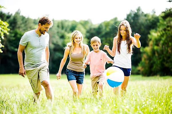 포토 JPG 주간 서양인 백인 공원 여학생 여자 남자 딸 아들 초등학생 남학생 공 가족 중학생 엄마 잔디 여러명 상반신 성인 야외 앞모습 30대 달리기 활발 아빠 즐거움 여중생 공놀이 체코 활기 남중생 국내포토 자연요소 외국인 식물 학생 공공시설 감정 유럽 뷰포인트 다수 컨셉 관계 모션 청소년 놀이 사람 장년 파일형식