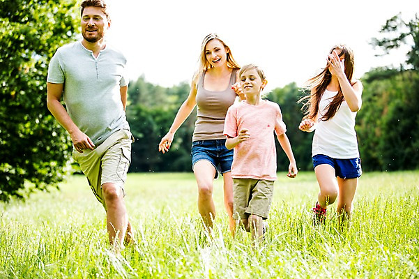 포토 JPG 주간 서양인 백인 공원 여학생 여자 남자 딸 아들 초등학생 남학생 가족 중학생 엄마 잔디 여러명 상반신 성인 야외 앞모습 30대 달리기 활발 아빠 즐거움 여중생 공놀이 체코 활기 남중생 국내포토 자연요소 외국인 식물 학생 공공시설 감정 유럽 뷰포인트 다수 컨셉 공 관계 모션 청소년 놀이 사람 장년 파일형식