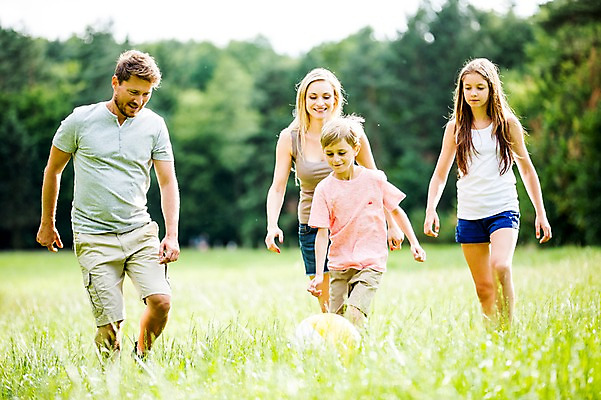 포토 JPG 주간 서양인 백인 공원 여학생 여자 남자 딸 아들 초등학생 남학생 공 가족 중학생 엄마 잔디 여러명 상반신 성인 야외 앞모습 30대 달리기 활발 아빠 즐거움 여중생 공놀이 체코 활기 남중생 국내포토 자연요소 외국인 식물 학생 공공시설 감정 유럽 뷰포인트 다수 컨셉 관계 모션 청소년 놀이 사람 장년 파일형식