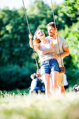 포토 JPG 주간 서양인 백인 부부 공원 여자 남자 서기 미소 앉기 상반신 성인 야외 두명 앞모습 30대 활발 즐거움 그네 체코 활기 그네타기 성인만 국내포토 자연요소 외국인 커플 공공시설 감정 유럽 뷰포인트 컨셉 모션 놀이 표정 사람 장년 파일형식