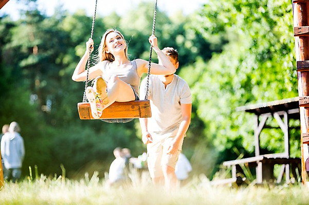 포토 JPG 주간 전신 서양인 백인 부부 공원 여자 남자 서기 미소 앉기 상반신 성인 야외 두명 앞모습 30대 활발 즐거움 그네 체코 활기 그네타기 성인만 국내포토 자연요소 외국인 커플 공공시설 감정 유럽 뷰포인트 컨셉 모션 놀이 표정 사람 장년 파일형식