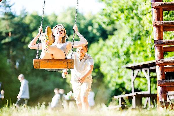 포토 JPG 주간 전신 서양인 백인 부부 공원 여자 남자 서기 미소 앉기 상반신 성인 야외 두명 앞모습 30대 활발 즐거움 그네 체코 활기 그네타기 성인만 국내포토 자연요소 외국인 커플 공공시설 감정 유럽 뷰포인트 컨셉 모션 놀이 표정 사람 장년 파일형식