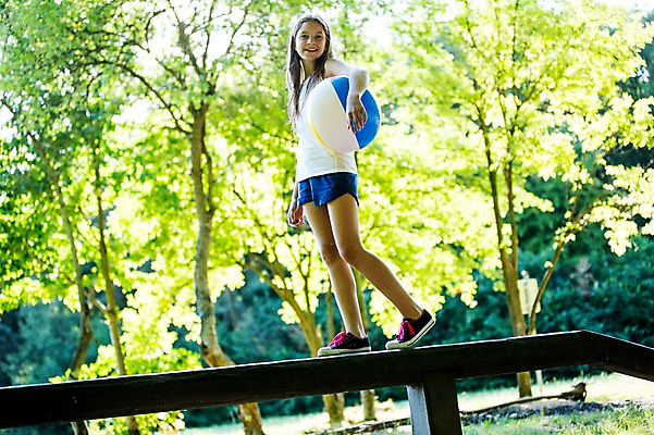 포토 JPG 주간 전신 서양인 백인 공원 여자 벤치 공 중학생 한명 서기 미소 들기 야외 옆모습 활발 즐거움 여중생 체코 활기 십대여자한명만 국내포토 자연요소 외국인 1 학생 공공시설 감정 유럽 뷰포인트 컨셉 의자 모션 청소년 표정 사람 여자한명만 십대여자만 파일형식