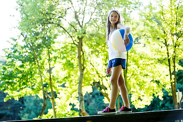 포토 JPG 주간 전신 서양인 백인 공원 여자 벤치 공 중학생 한명 서기 미소 들기 야외 옆모습 활발 즐거움 여중생 체코 활기 십대여자한명만 국내포토 자연요소 외국인 1 학생 공공시설 감정 유럽 뷰포인트 컨셉 의자 모션 청소년 표정 사람 여자한명만 십대여자만 파일형식