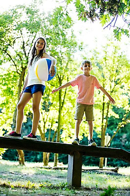 포토 JPG 주간 전신 서양인 백인 공원 여학생 여자 남자 초등학생 남학생 벤치 공 가족 중학생 팔벌리기 남매 서기 미소 들기 야외 두명 앞모습 옆모습 활발 즐거움 여중생 체코 활기 남동생 누나 남중생 국내포토 자연요소 외국인 학생 공공시설 감정 유럽 뷰포인트 컨셉 의자 관계 모션 청소년 표정 사람 동생 파일형식