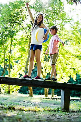 포토 JPG 주간 전신 서양인 백인 공원 여학생 여자 남자 초등학생 남학생 벤치 공 가족 중학생 팔벌리기 남매 서기 미소 들기 야외 두명 옆모습 손들기 걷기 활발 즐거움 여중생 체코 활기 남동생 누나 남중생 국내포토 자연요소 외국인 학생 공공시설 감정 유럽 뷰포인트 컨셉 의자 관계 모션 청소년 표정 사람 동생 파일형식