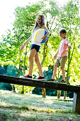 포토 JPG 주간 전신 서양인 백인 공원 여학생 여자 남자 초등학생 남학생 벤치 공 가족 중학생 팔벌리기 남매 서기 미소 들기 야외 두명 옆모습 걷기 활발 즐거움 여중생 체코 활기 남동생 누나 남중생 국내포토 자연요소 외국인 학생 공공시설 감정 유럽 뷰포인트 컨셉 의자 관계 모션 청소년 표정 사람 동생 파일형식
