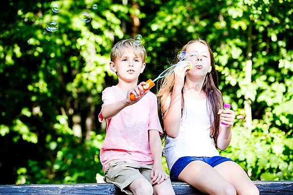 포토 JPG 주간 서양인 백인 공원 여학생 여자 남자 초등학생 남학생 벤치 가족 중학생 남매 앉기 상반신 야외 두명 앞모습 활발 비눗방울 불기 즐거움 여중생 체코 활기 비눗방울놀이 남동생 누나 남중생 국내포토 자연요소 외국인 학생 공공시설 감정 유럽 뷰포인트 컨셉 의자 관계 모션 청소년 놀이 사람 동생 파일형식