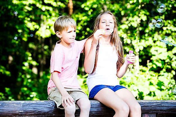 포토 JPG 주간 서양인 백인 공원 여학생 여자 남자 초등학생 남학생 벤치 가족 중학생 어깨동무 남매 앉기 상반신 야외 두명 앞모습 활발 비눗방울 불기 즐거움 여중생 체코 활기 비눗방울놀이 남동생 누나 남중생 국내포토 자연요소 외국인 학생 공공시설 감정 유럽 뷰포인트 포즈 컨셉 의자 관계 모션 청소년 놀이 사람 동생 파일형식