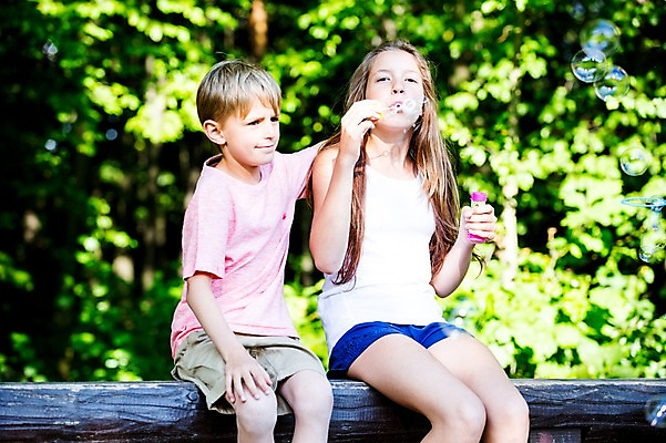 포토 JPG 주간 서양인 백인 공원 여학생 여자 남자 초등학생 남학생 벤치 가족 중학생 어깨동무 남매 앉기 상반신 야외 두명 앞모습 활발 비눗방울 불기 즐거움 여중생 체코 활기 비눗방울놀이 남동생 누나 남중생 국내포토 자연요소 외국인 학생 공공시설 감정 유럽 뷰포인트 포즈 컨셉 의자 관계 모션 청소년 놀이 사람 동생 파일형식