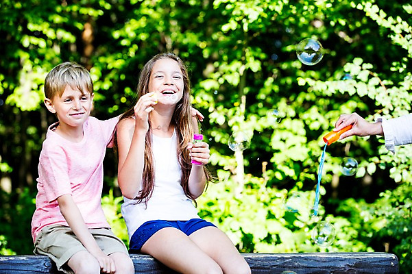 포토 JPG 주간 서양인 백인 손 공원 여학생 여자 남자 초등학생 남학생 벤치 가족 중학생 어깨동무 남매 미소 앉기 상반신 야외 앞모습 신체부위 세명 활발 비눗방울 즐거움 여중생 체코 활기 비눗방울놀이 남동생 누나 남중생 국내포토 자연요소 외국인 학생 공공시설 감정 유럽 뷰포인트 포즈 컨셉 의자 관계 모션 청소년 놀이 표정 사람 동생 파일형식