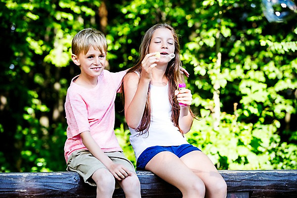 포토 JPG 주간 서양인 백인 공원 여학생 여자 남자 초등학생 남학생 벤치 가족 중학생 남매 미소 앉기 상반신 야외 두명 앞모습 활발 비눗방울 즐거움 여중생 체코 활기 비눗방울놀이 남동생 누나 남중생 국내포토 자연요소 외국인 학생 공공시설 감정 유럽 뷰포인트 컨셉 의자 관계 모션 청소년 놀이 표정 사람 동생 파일형식