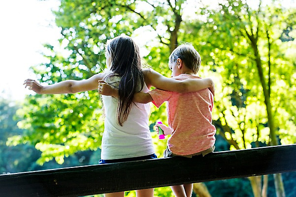 포토 JPG 주간 서양인 백인 공원 여학생 여자 남자 초등학생 남학생 벤치 가족 중학생 어깨동무 남매 앉기 상반신 야외 두명 뒷모습 활발 즐거움 여중생 체코 활기 남동생 누나 남중생 국내포토 자연요소 외국인 학생 공공시설 감정 유럽 뷰포인트 포즈 컨셉 의자 관계 모션 청소년 사람 동생 파일형식
