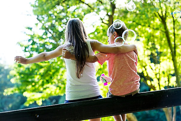 포토 JPG 주간 서양인 백인 공원 여학생 여자 남자 초등학생 남학생 벤치 가족 중학생 어깨동무 남매 앉기 상반신 야외 두명 뒷모습 활발 비눗방울 즐거움 여중생 체코 활기 남동생 누나 남중생 국내포토 자연요소 외국인 학생 공공시설 감정 유럽 뷰포인트 포즈 컨셉 의자 관계 모션 청소년 사람 동생 파일형식