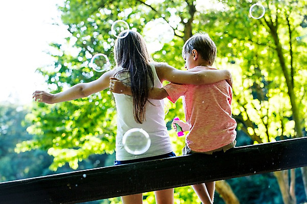 포토 JPG 주간 서양인 백인 공원 여학생 여자 남자 초등학생 남학생 벤치 가족 중학생 어깨동무 남매 앉기 상반신 야외 두명 뒷모습 활발 비눗방울 즐거움 여중생 체코 활기 남동생 누나 남중생 국내포토 자연요소 외국인 학생 공공시설 감정 유럽 뷰포인트 포즈 컨셉 의자 관계 모션 청소년 사람 동생 파일형식