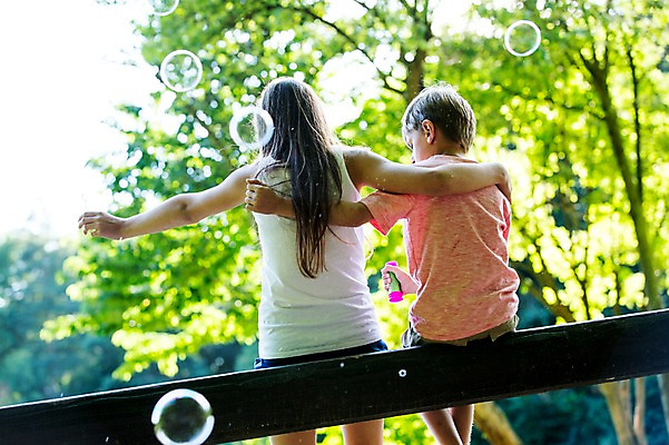 포토 JPG 주간 서양인 백인 공원 여학생 여자 남자 초등학생 남학생 벤치 가족 중학생 어깨동무 남매 앉기 상반신 야외 두명 뒷모습 활발 비눗방울 즐거움 여중생 체코 활기 남동생 누나 남중생 국내포토 자연요소 외국인 학생 공공시설 감정 유럽 뷰포인트 포즈 컨셉 의자 관계 모션 청소년 사람 동생 파일형식