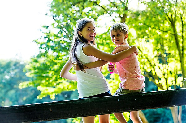 포토 JPG 주간 서양인 백인 공원 여학생 여자 남자 초등학생 남학생 벤치 가족 중학생 어깨동무 남매 미소 앉기 상반신 야외 두명 뒷모습 활발 뒤돌아보기 비눗방울 즐거움 여중생 체코 활기 남동생 누나 남중생 국내포토 자연요소 외국인 학생 공공시설 감정 유럽 뷰포인트 포즈 컨셉 의자 관계 모션 청소년 표정 사람 동생 파일형식