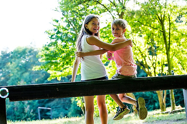 포토 JPG 주간 전신 서양인 백인 공원 여학생 여자 남자 초등학생 남학생 벤치 가족 중학생 어깨동무 남매 미소 앉기 상반신 야외 두명 뒷모습 활발 뒤돌아보기 비눗방울 즐거움 여중생 체코 활기 남동생 누나 남중생 국내포토 자연요소 외국인 학생 공공시설 감정 유럽 뷰포인트 포즈 컨셉 의자 관계 모션 청소년 표정 사람 동생 파일형식