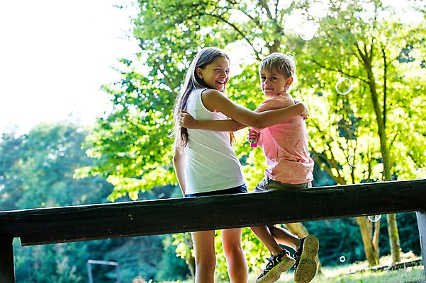 포토 JPG 주간 전신 서양인 백인 공원 여학생 여자 남자 초등학생 남학생 벤치 가족 중학생 어깨동무 남매 미소 앉기 상반신 야외 두명 뒷모습 활발 뒤돌아보기 비눗방울 즐거움 여중생 체코 활기 남동생 누나 남중생 국내포토 자연요소 외국인 학생 공공시설 감정 유럽 뷰포인트 포즈 컨셉 의자 관계 모션 청소년 표정 사람 동생 파일형식