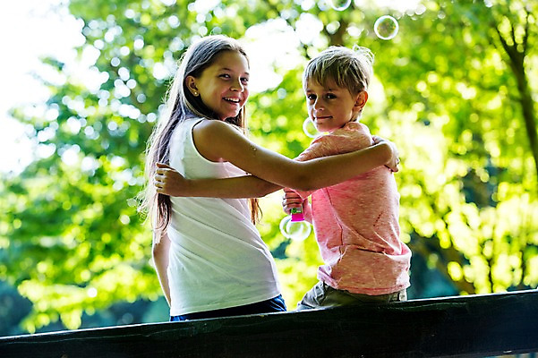 포토 JPG 주간 서양인 백인 공원 여학생 여자 남자 초등학생 남학생 벤치 가족 중학생 어깨동무 남매 미소 앉기 상반신 야외 두명 뒷모습 활발 뒤돌아보기 비눗방울 즐거움 여중생 체코 활기 남동생 누나 남중생 국내포토 자연요소 외국인 학생 공공시설 감정 유럽 뷰포인트 포즈 컨셉 의자 관계 모션 청소년 표정 사람 동생 파일형식