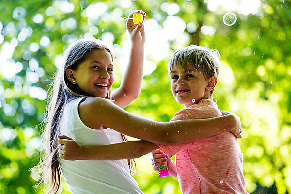 포토 JPG 주간 서양인 백인 공원 여학생 여자 남자 초등학생 남학생 벤치 가족 중학생 어깨동무 남매 미소 앉기 상반신 야외 두명 뒷모습 활발 뒤돌아보기 비눗방울 즐거움 여중생 체코 활기 남동생 누나 남중생 국내포토 자연요소 외국인 학생 공공시설 감정 유럽 뷰포인트 포즈 컨셉 의자 관계 모션 청소년 표정 사람 동생 파일형식
