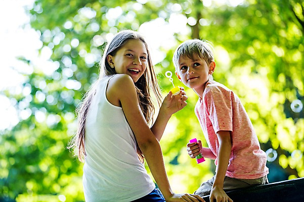 포토 JPG 주간 서양인 백인 공원 여학생 여자 남자 초등학생 남학생 벤치 가족 중학생 남매 미소 웃음 앉기 상반신 야외 두명 뒷모습 활발 뒤돌아보기 비눗방울 즐거움 여중생 체코 활기 남동생 누나 남중생 국내포토 자연요소 외국인 학생 공공시설 감정 유럽 뷰포인트 컨셉 의자 관계 모션 청소년 표정 사람 동생 파일형식