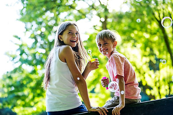 포토 JPG 주간 서양인 백인 공원 여학생 여자 남자 초등학생 남학생 벤치 가족 중학생 남매 미소 웃음 앉기 상반신 야외 두명 뒷모습 활발 뒤돌아보기 비눗방울 즐거움 여중생 체코 활기 남동생 누나 남중생 국내포토 자연요소 외국인 학생 공공시설 감정 유럽 뷰포인트 컨셉 의자 관계 모션 청소년 표정 사람 동생 파일형식