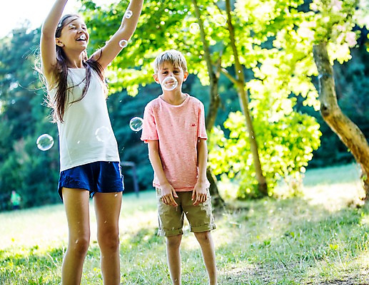 포토 JPG 주간 서양인 백인 공원 여학생 여자 남자 초등학생 남학생 가족 중학생 남매 서기 미소 상반신 야외 두명 앞모습 손들기 활발 비눗방울 즐거움 여중생 체코 활기 비눗방울놀이 남동생 누나 남중생 국내포토 자연요소 외국인 학생 공공시설 감정 유럽 뷰포인트 컨셉 관계 모션 청소년 놀이 표정 사람 동생 파일형식