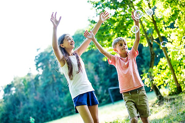 포토 JPG 주간 서양인 백인 공원 여학생 여자 남자 초등학생 남학생 가족 중학생 남매 서기 미소 상반신 야외 두명 앞모습 손들기 활발 비눗방울 즐거움 여중생 체코 활기 비눗방울놀이 남동생 누나 남중생 국내포토 자연요소 외국인 학생 공공시설 감정 유럽 뷰포인트 컨셉 관계 모션 청소년 놀이 표정 사람 동생 파일형식