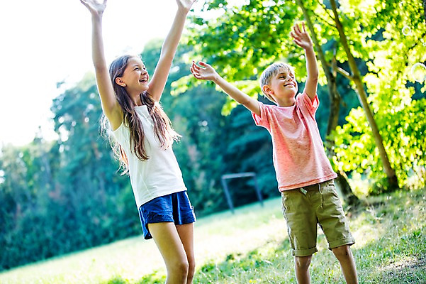 포토 JPG 주간 서양인 백인 공원 여학생 여자 남자 초등학생 남학생 가족 중학생 남매 서기 미소 상반신 야외 두명 앞모습 손들기 활발 비눗방울 즐거움 여중생 체코 활기 비눗방울놀이 남동생 누나 남중생 국내포토 자연요소 외국인 학생 공공시설 감정 유럽 뷰포인트 컨셉 관계 모션 청소년 놀이 표정 사람 동생 파일형식