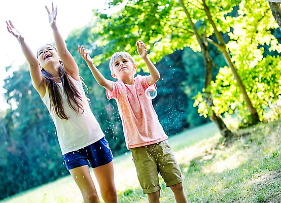 포토 JPG 주간 서양인 백인 공원 여학생 여자 남자 초등학생 남학생 가족 중학생 남매 서기 미소 상반신 야외 두명 앞모습 손들기 활발 비눗방울 즐거움 여중생 체코 활기 비눗방울놀이 남동생 누나 남중생 국내포토 자연요소 외국인 학생 공공시설 감정 유럽 뷰포인트 컨셉 관계 모션 청소년 놀이 표정 사람 동생 파일형식