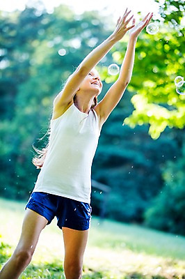 포토 JPG 주간 서양인 백인 공원 여자 중학생 한명 서기 미소 상반신 야외 앞모습 아웃포커스 손들기 활발 비눗방울 즐거움 여중생 체코 활기 비눗방울놀이 십대여자한명만 국내포토 자연요소 외국인 1 학생 공공시설 감정 유럽 뷰포인트 컨셉 모션 청소년 놀이 촬영기법 표정 사람 여자한명만 십대여자만 파일형식