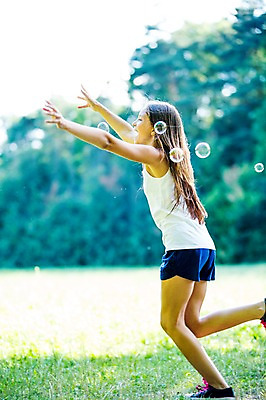 포토 JPG 주간 전신 서양인 백인 공원 여자 중학생 한명 야외 옆모습 아웃포커스 달리기 활발 비눗방울 즐거움 여중생 체코 활기 비눗방울놀이 손뻗기 십대여자한명만 국내포토 자연요소 외국인 1 학생 공공시설 감정 유럽 뷰포인트 컨셉 모션 청소년 놀이 촬영기법 사람 여자한명만 십대여자만 파일형식