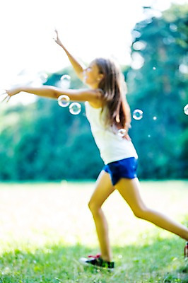 포토 JPG 주간 전신 서양인 백인 공원 여자 중학생 한명 야외 옆모습 달리기 활발 비눗방울 소프트포커스 즐거움 여중생 체코 활기 비눗방울놀이 손뻗기 십대여자한명만 국내포토 자연요소 외국인 1 학생 공공시설 감정 유럽 뷰포인트 컨셉 모션 청소년 놀이 촬영기법 사람 여자한명만 십대여자만 파일형식